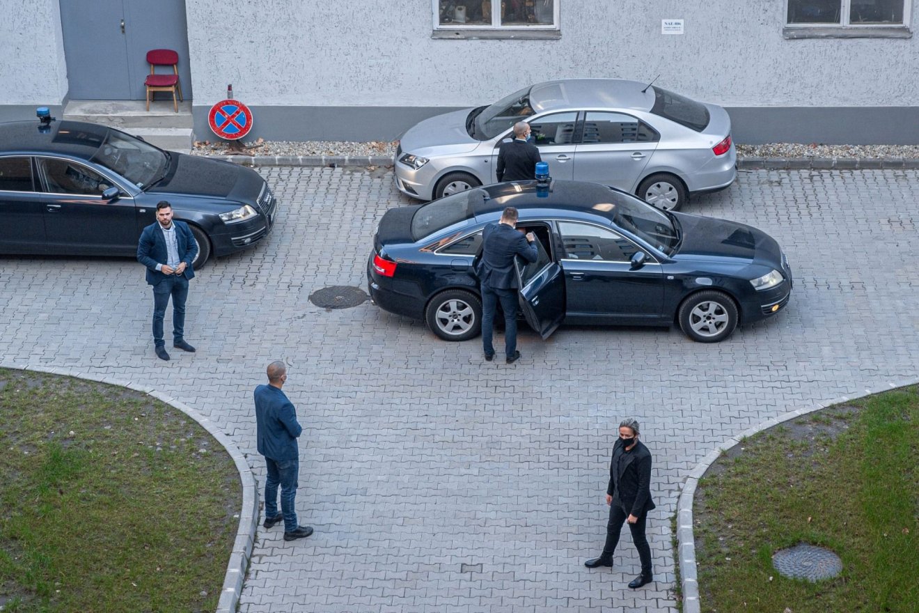 Személyes védelem. Csak biztosított környezetben hagyhatja el a kocsit a védett személy •  Fotó: Police.hu