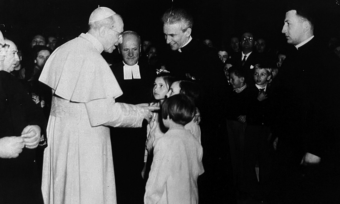 XII. Piusz pápa magyar menekült gyerekekkel találkozik Rómában. •  Fotó: Fortepan/Béla I. Barabás