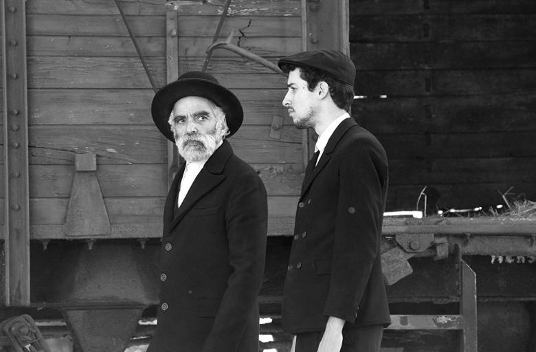 1945: két zsidó érkezik a faluba és felgördül a tabutéma •  Fotó: IMDB.com