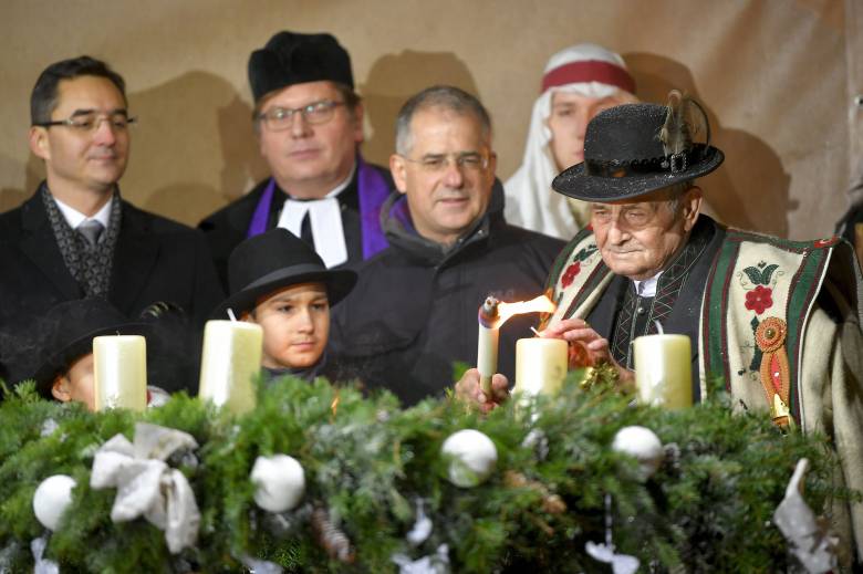 Adventi gyertyagyújtás Debrecenben •  Fotó: MTI