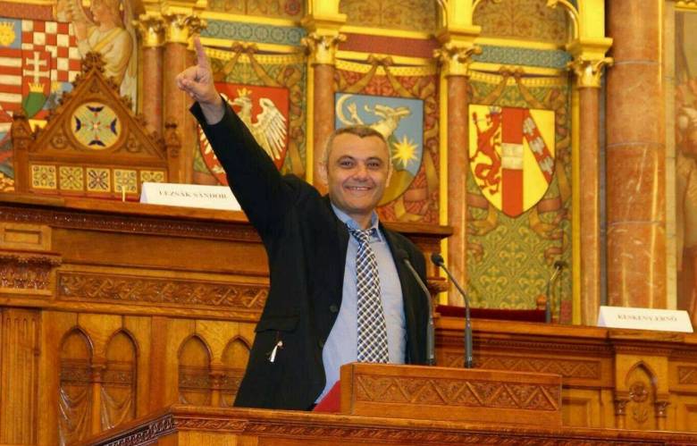 Ahmet Açikgöz a Magyar Országgyűlés pulpitusáról köszöntötte a Kurultáj résztvevőit szerte a nagyvilágból •  Fotó: MTI