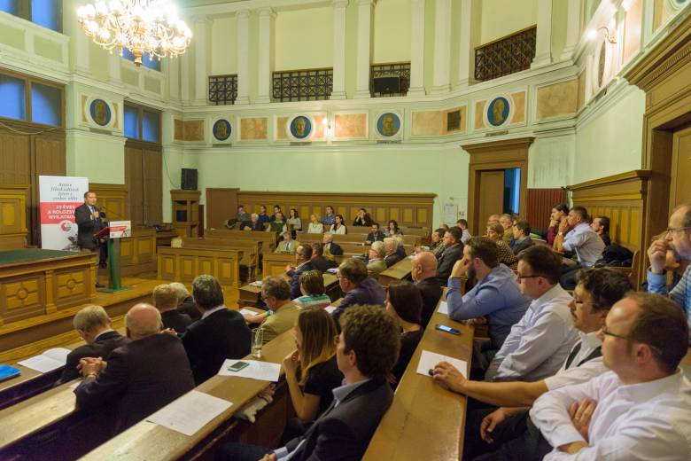 Szilágyi Zsolt tart előadást: hiba volt bízni az RMDSZ elvszerűségében •  Fotó: Bethlendi Tamás