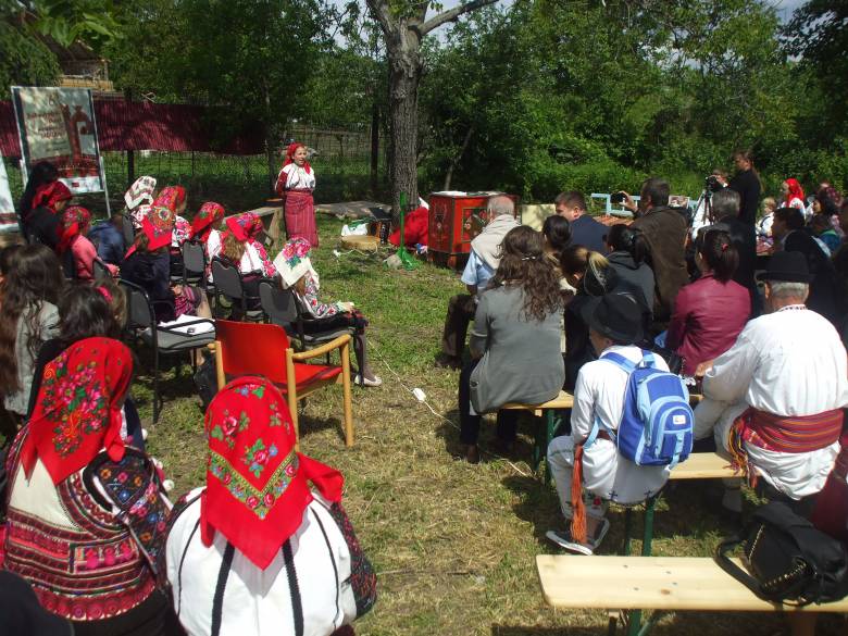Ha kevesen is, de akadnak még gyerekek, akik szívesen tanulnak magyarul Csángóföldön •  Fotó: Szucher Ervin
