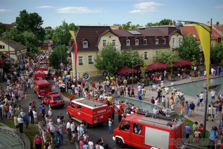 Tűzoltók felvonulása. A 2009-es gyulai találkozón 3200 regisztrációt tartottak nyilván, a világ számos országából érkeztek tűzoltók •  Fotó: Bagyinszki Zoltán