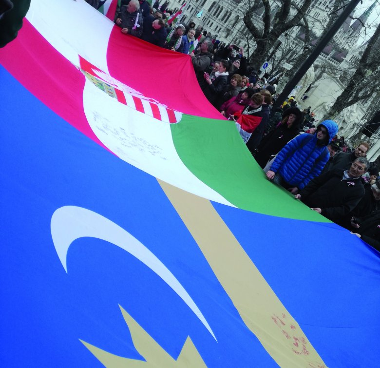 A felvonulásról a székely zászló sem hiányzott •  Fotó: Ilyés Szabolcs