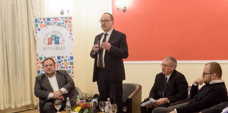 Biró Zsolt, Németh Zsolt, Toró T. Tibor és Porcsalmi Bálint a kolozsvári pódiumbeszélgetésen •  Fotó: Bíró István
