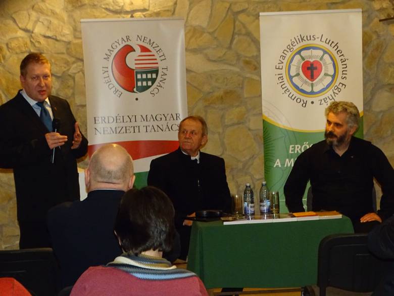 Schwartz Róbert, az EMNT Kolozs megyei elnöke, Kónya-Hamar Sándor volt parlamenti képviselő és Borbély Zsolt Attila közíró Borbély Imre Harc a nemzet érdekében című könyvének kolozsvári bemutatóján. Az előadók Borbély Imre életművét méltatták • Fotó: Makkay József
