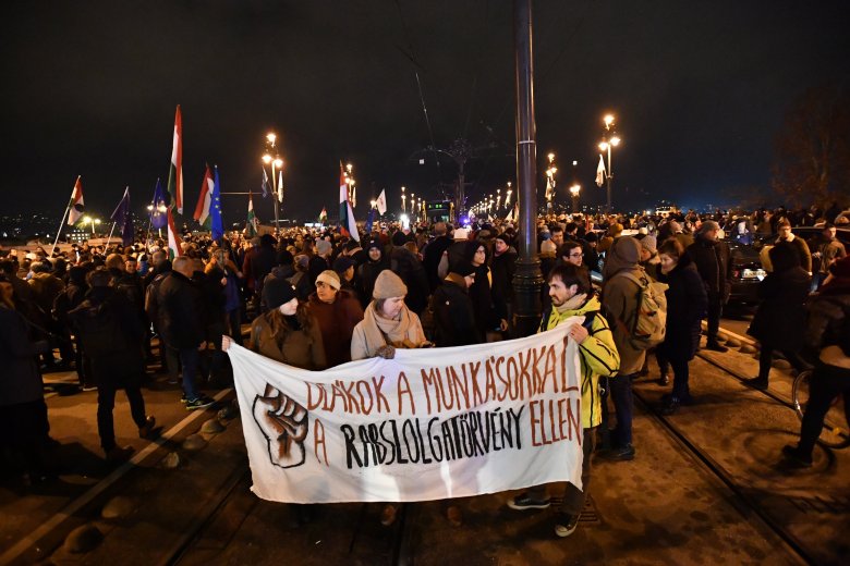 Az ellenzéki pártoknak semmi sem drága, ha  politikai botránykeltéssel sikerül hazugságokat elhinteni az emberek között •  Fotó: MTI
