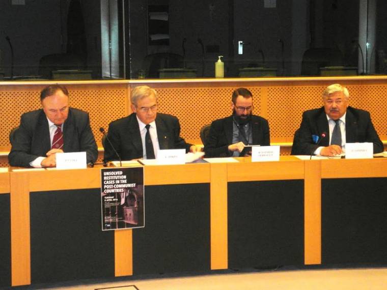 Az EP a román és szlovák államnak falaz