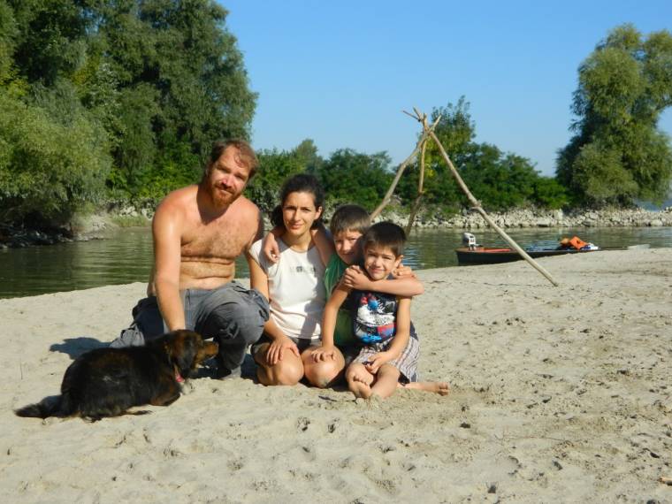 Aranymosás, gólyák, vaddisznólakoma