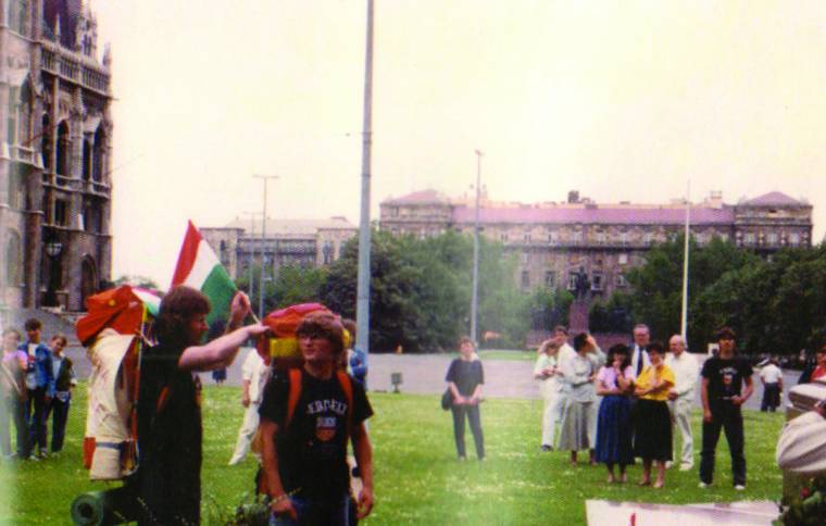Gyalogosan Párizsba a falurombolás ellen