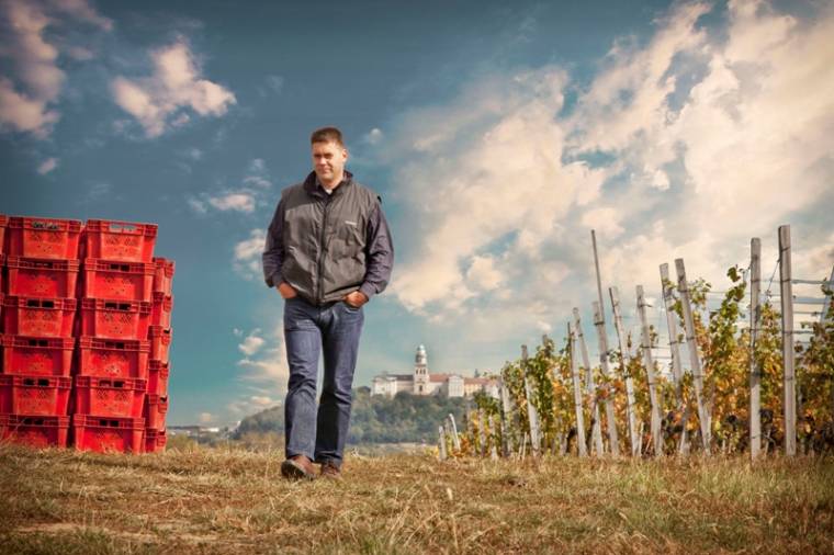 A bor kapocs az emberek felé