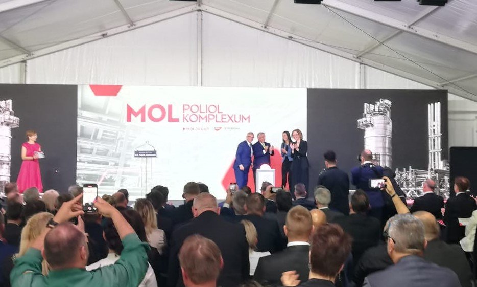 A gyáravatás ünnepélyes pillanatai: Hernádi Zsolt, a Mol elnök-vezérigazgatója,  Orbán Viktor miniszterelnök, Koncz Zsófia, az Energiaügyi Minisztérium parlamenti államtitkára és Ilse Henne, a Thyssenkrupp igazgatótanácsának tagja •  Fotó: Makkay József