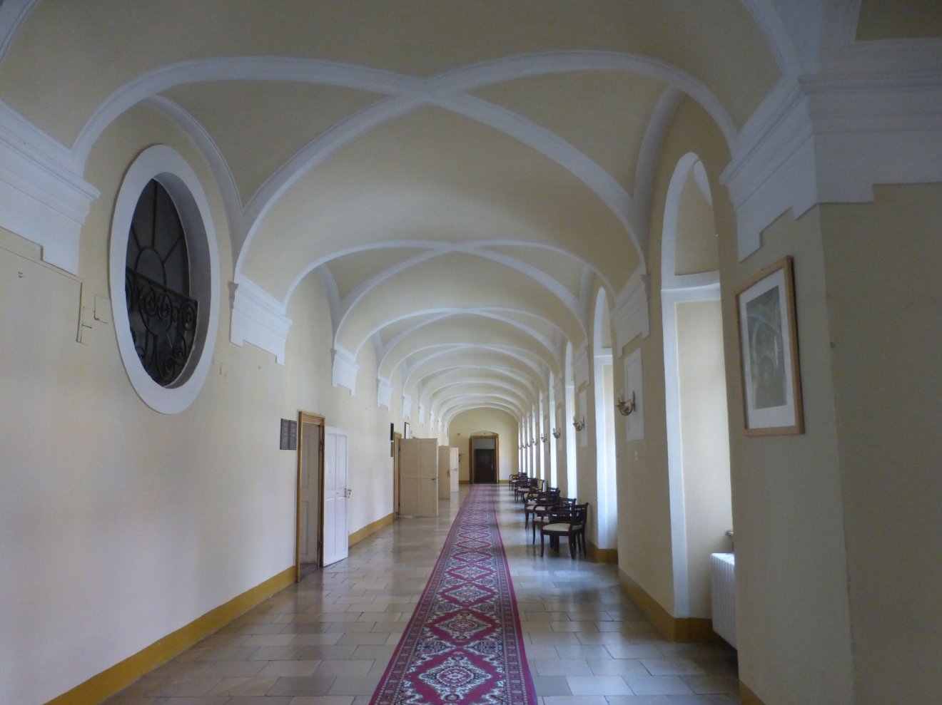 Méltóságot, kiegyensúlyozottságot sugall az egykori kolostor folyosója •  Fotó: Csermák Judit