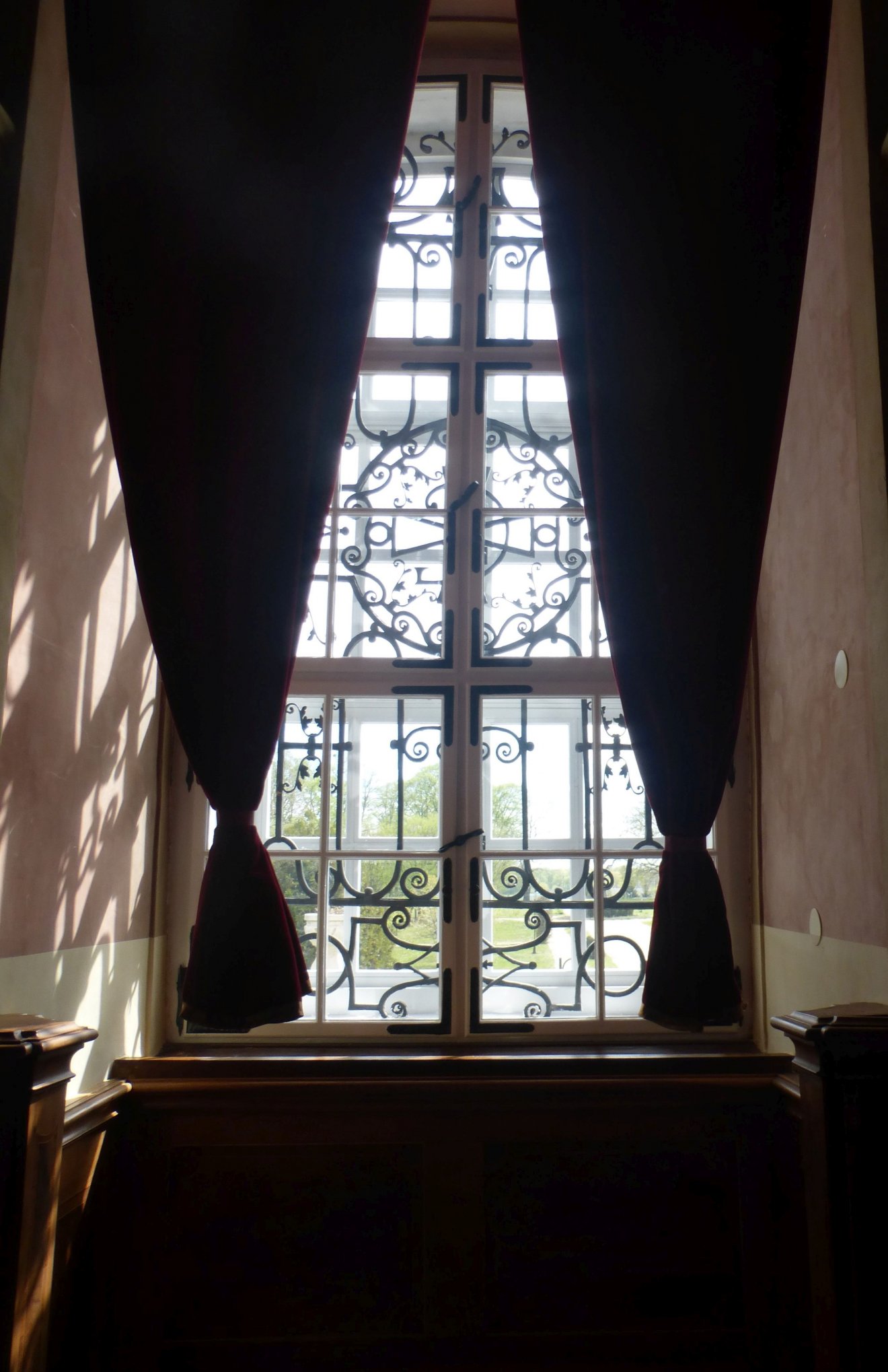 A kolostorból régi rácsos ablakokon lehet a kinézni •  Fotó: Csermák Judit