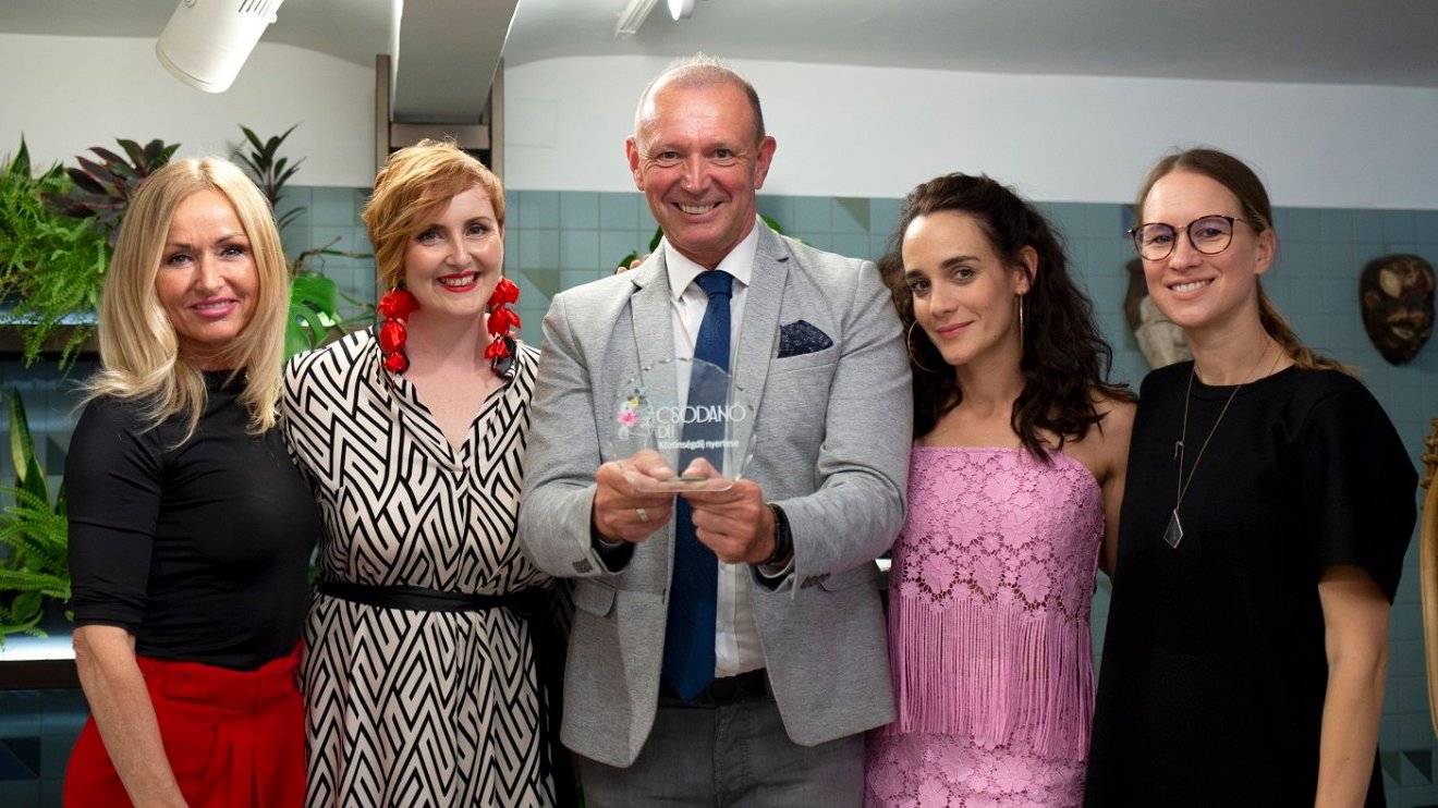 A zsüri tagjai: Rókusfalvy Lili műsorvezető, Gyöngyösi Szilvia életmód mentor, a Myeatrend termékcsalád tulajdonosa, Győrfi Pál szóvivő, egészségszakértő, tréner, Strényi Veronika, a Kuckó Önkéntes Program alapítója, a 2023-as Carrie Csodanő Díj Társadalmi felelősségvállalásban kiemelkedő nő kategória nyertese ésTomkó Bori, a Carrie Magazin tulajdonosa, főszerkesztője •  Fotó: Szabóné Lotz Klára