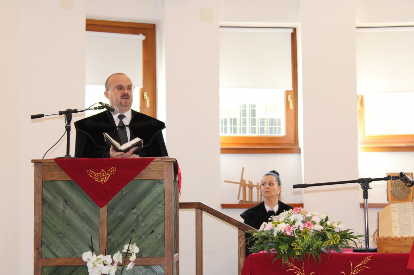 Bogdán Szabolcs János református püspök igehirdetése a mustármag példázatáról szólt •  Fotó: Facebook/Erdélyi Gyülekezet