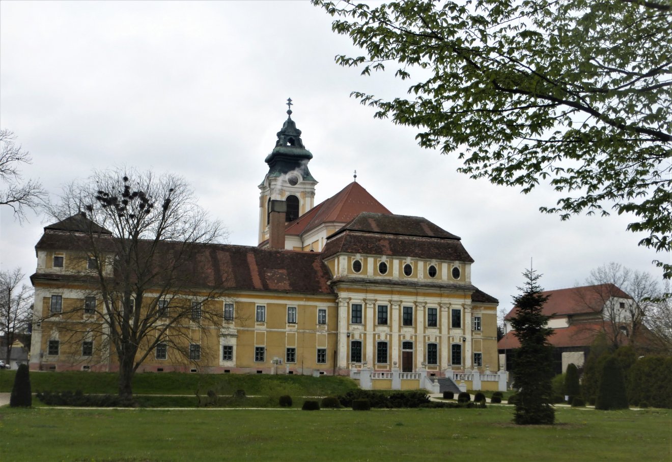 A ciszterci kolostort a katolikus egyház nem kérte vissza, napjainkban a Szentgotthárdi Közös Önkormányzati Hivatal működik benne • Fotó: Csermák Judit