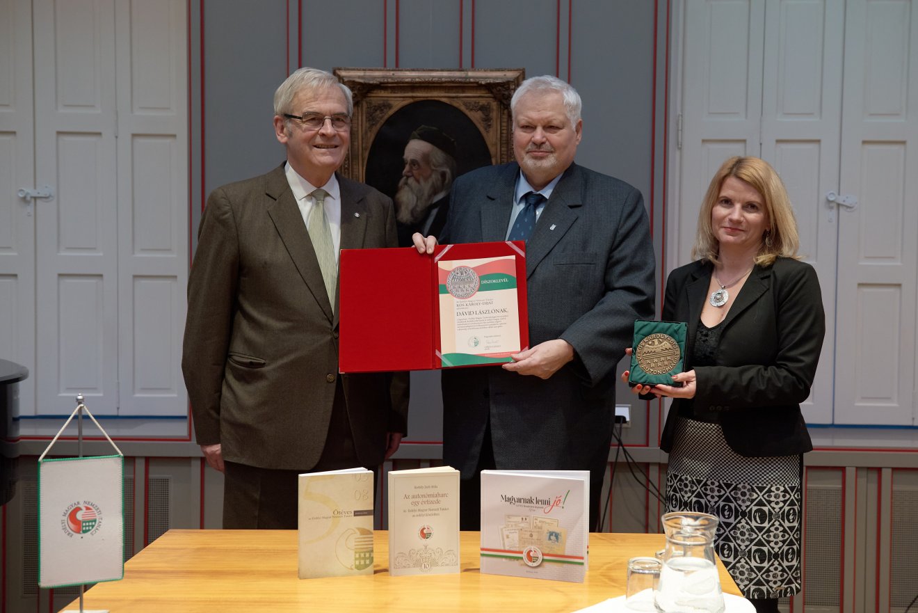 Dávid László, a Sapientia – Erdélyi Magyar Tudományegyetem szenátusi elnöke is Kós Károly-díjat kapott •  Fotó: Erdélyi Magyar Nemzeti Tanács sajtóirodája