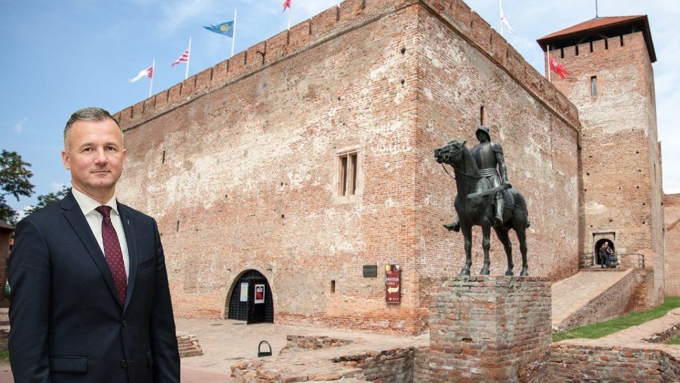 Görgényi Ernő polgármester a gyulai vár előtt. Tovább fejlesztenék Magyarország legnépszerűbb fürdővárosának a vendéglátását •  Fotó: Facebook/Görgényi Ernő Gyula város polgármestere