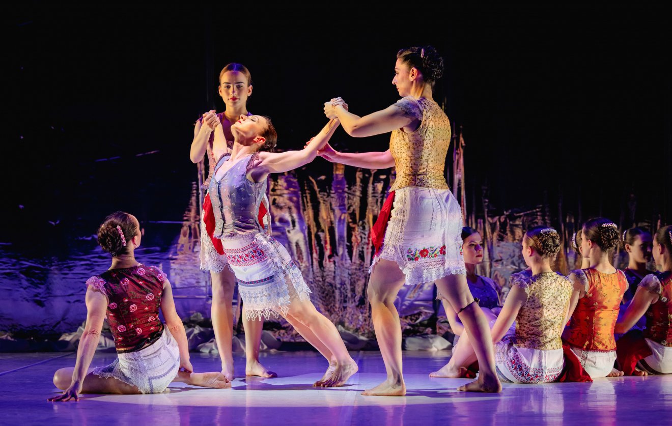 A Hajnali hold című előadás a női léleknek, a nők életciklusainak lírai bemutatása •  Fotó: Hagyományok Háza