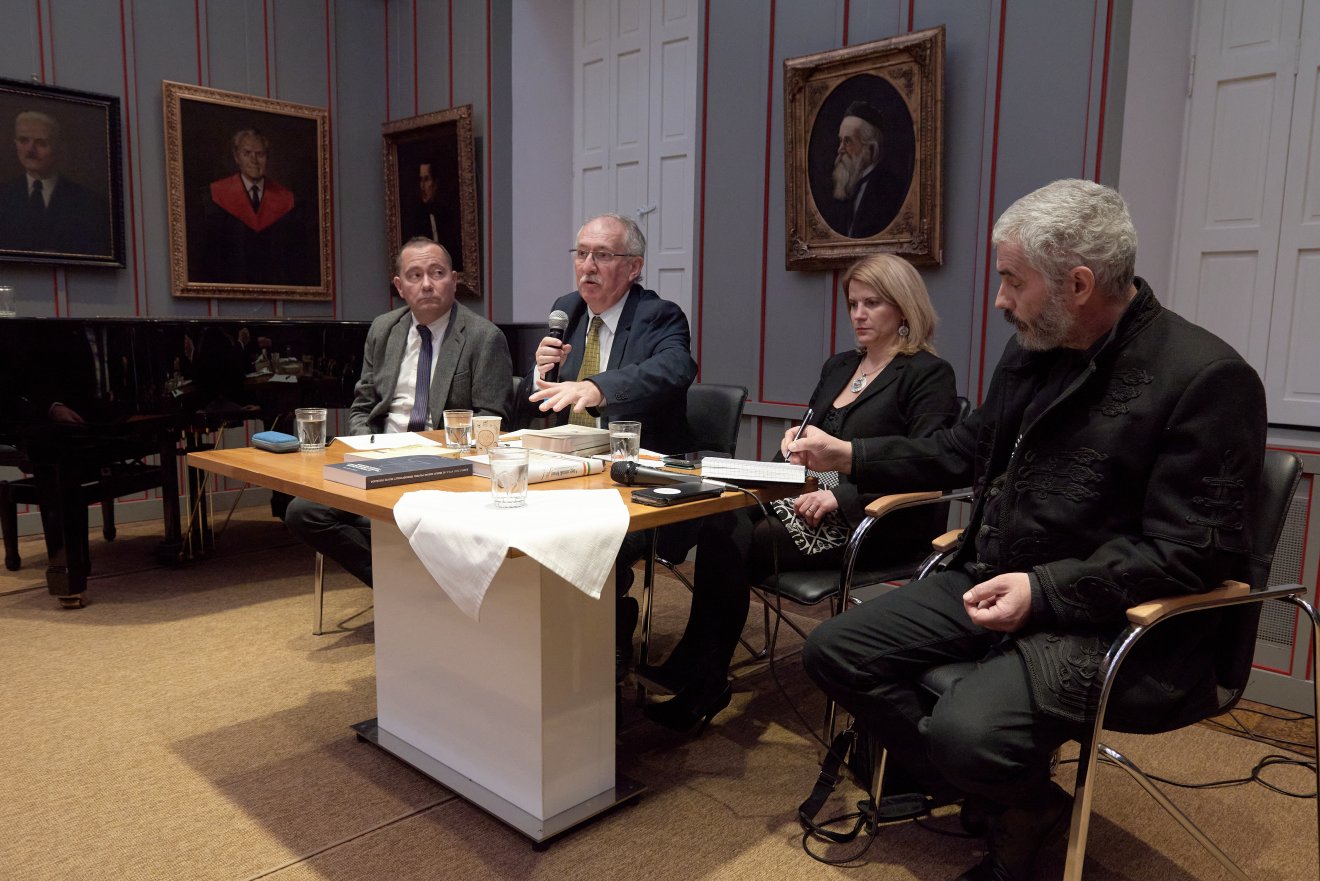 Az ünnepi rendezvény az elmúlt 20 év néhány fontosabb politikai, közéleti eseményét elemző kerekasztal-beszélgetéssel zárult Szilágyi Zsolt, Toró T. Tibor, Sándor Krisztina és Borbély Zsolt Attila részvételével •  Fotó: Erdélyi Magyar Nemzeti Tanács sajtóirodája