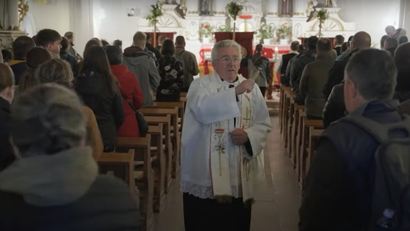 Az első epizód a csíksomlyói búcsúról szól • Fotó: Hirado.hu