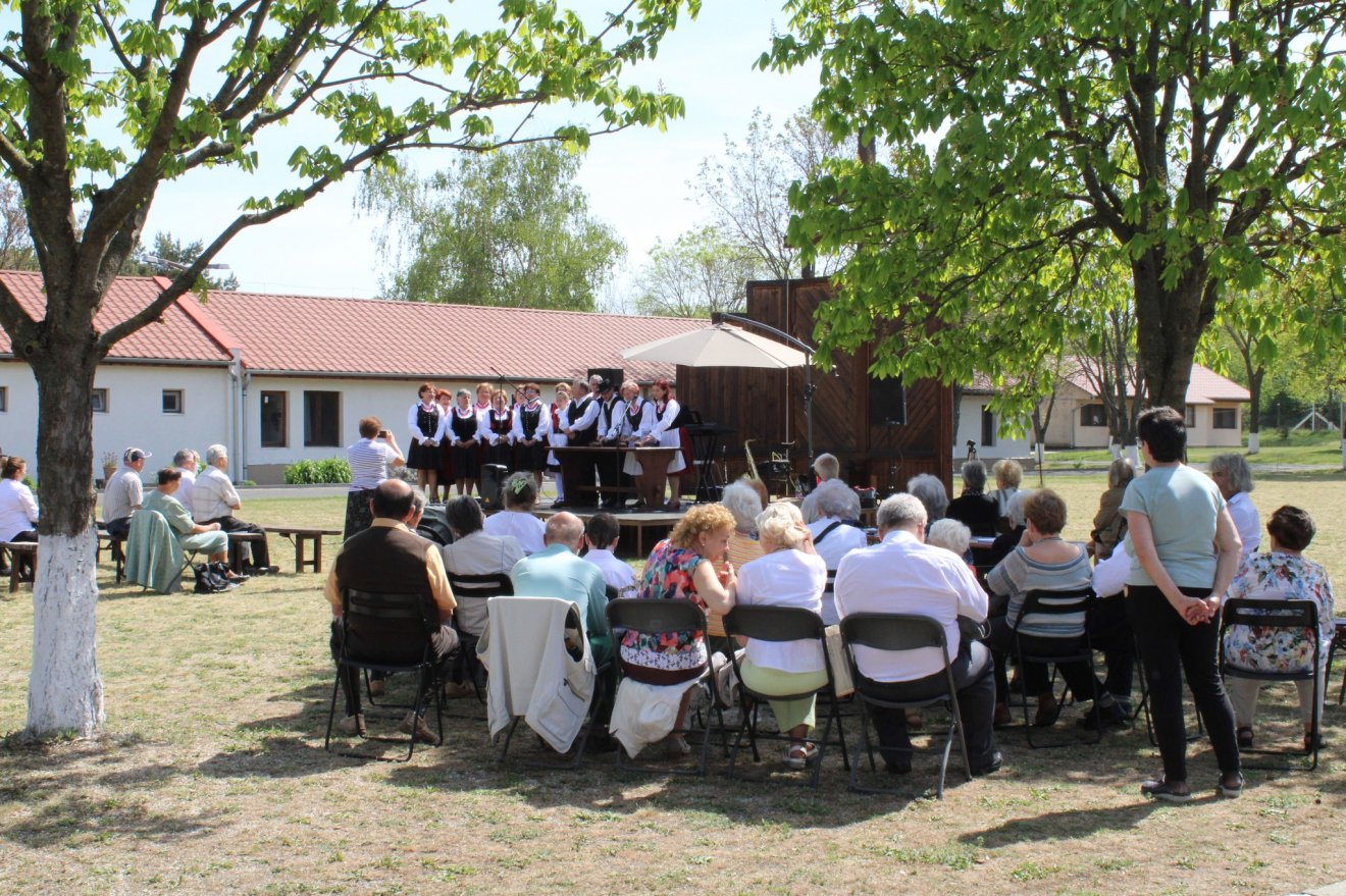 Az ünnepi műsor közönsége az udvaron felszerelt színpad körül •  Fotó: Facebook/Erdélyi Gyülekezet