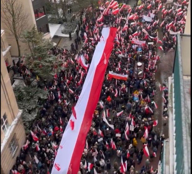 Varsóban százezres tüntetésen tiltakoztak a lengyelek az új balliberális kormány törvénytelenségei ellen • Fotó: Képernyőmentés – videofelvétel