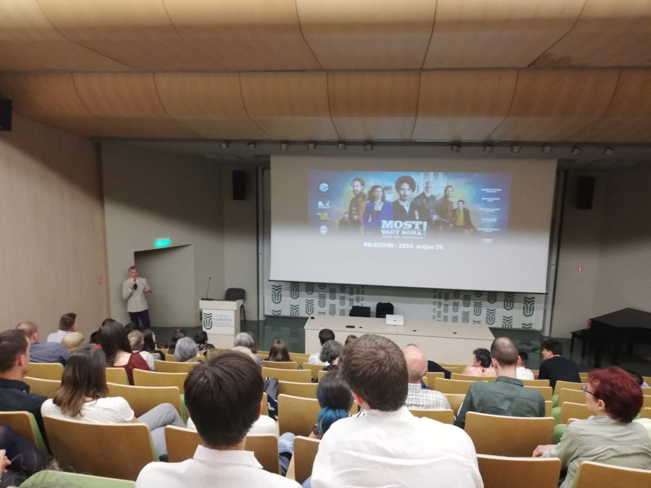 A kolozsvári közönségtalálkozón Rákay Philip részletesen bemutatta a Most, vagy soha! című film elkészítési folyamatát • Fotó: Makkay József