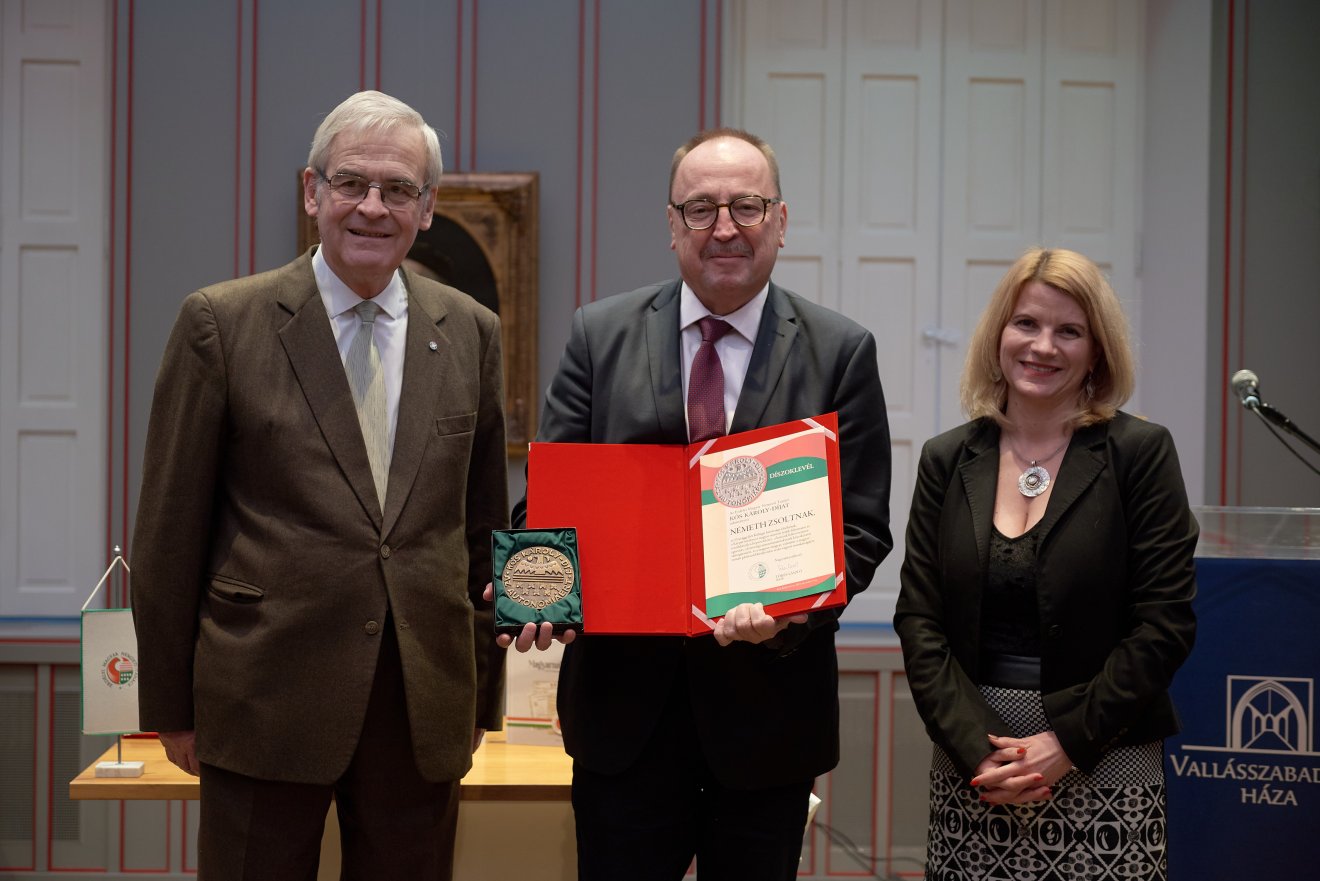 Németh Zsolt, az Országgyűlés Külügyi bizottságának elnöke Kós Károly-díjat vett át az EMNT vezetőitől •  Fotó: Erdélyi Magyar Nemzeti Tanács sajtóirodája
