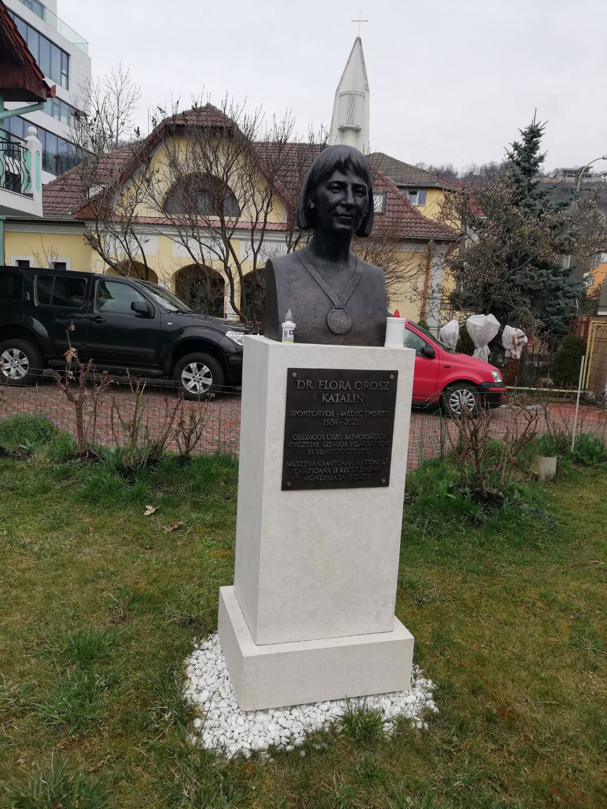 Dr. Flóra-Orosz Katalin úszó és sportorvos szobra a családi ház kertjében •  Fotó: Makkay József