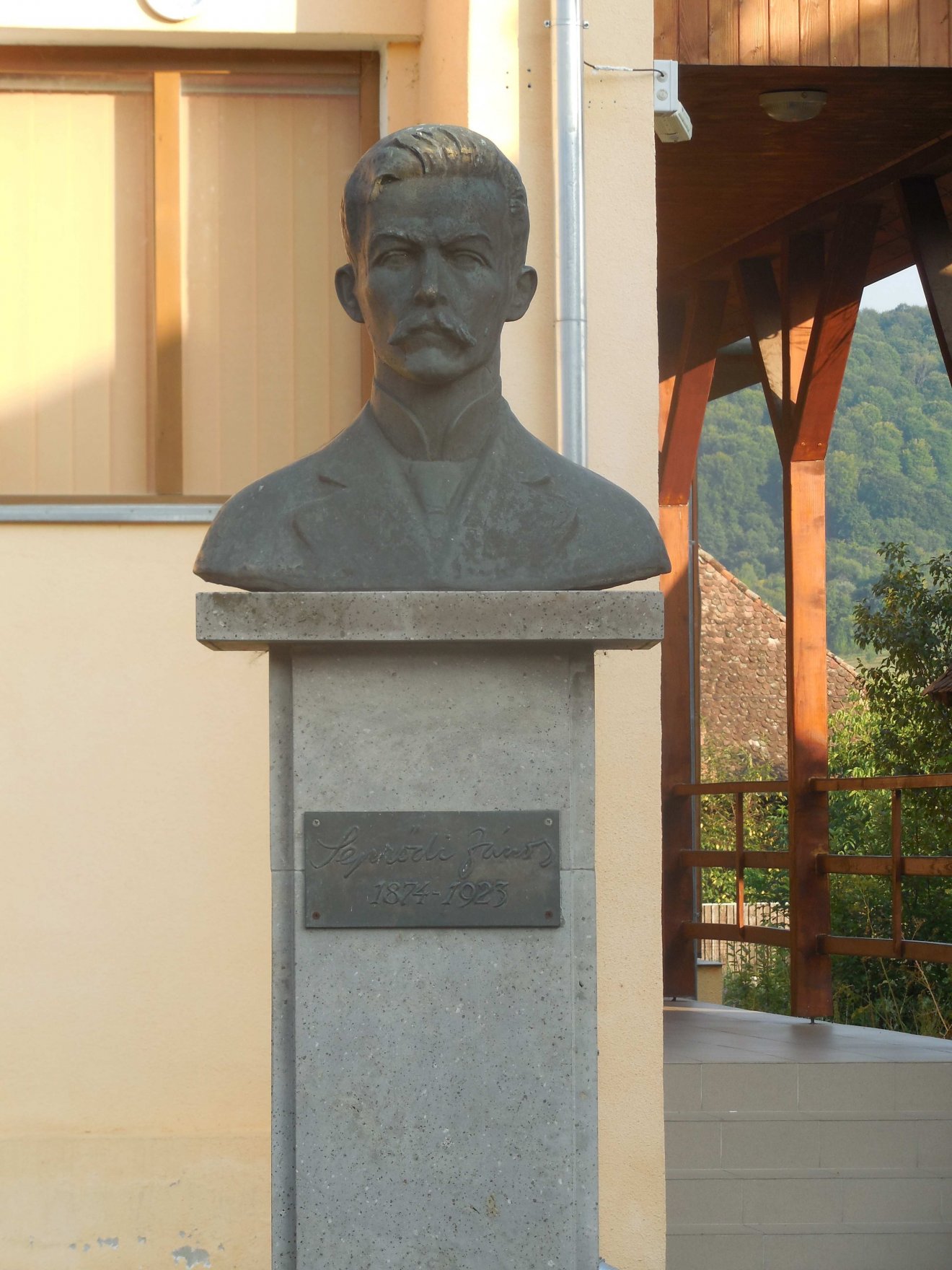 Seprődi János zenetörténész és folklorista szobra KIbéden •  Fotó: P. Buzogány Árpád