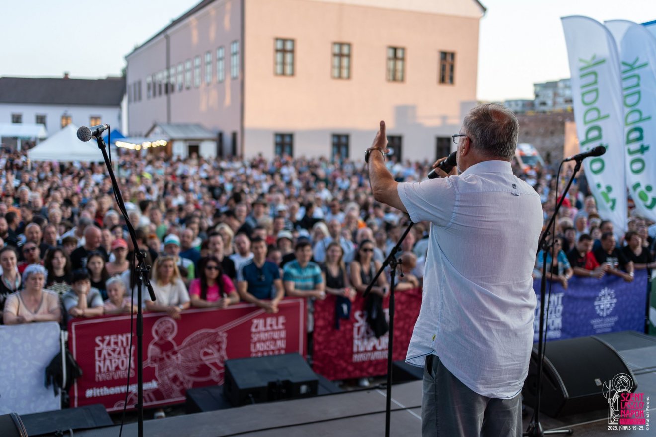 Zatykó Gyula, a Szent László Napok főszervezője köszönti a közönséget • Fotó: Facebook/Szent László Napok