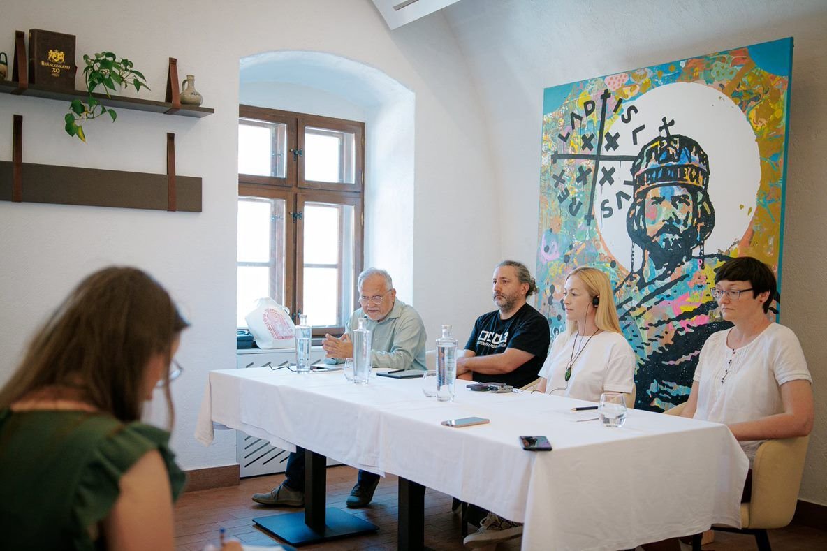 Zatykó Gyula, Balázs Zoltán, Luciana Miclea és Varga Korpos Dalma a nagyváradi sajtóértekezleten •  Fotó: Vígh László Miklós