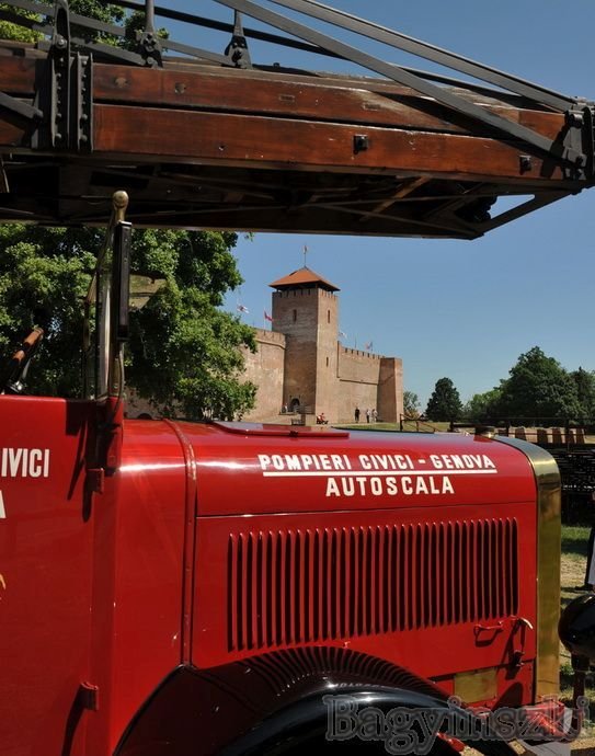 Tűzoltóautó a Gyulai Vár tövében •  Fotó: Bagyinszki Zoltán