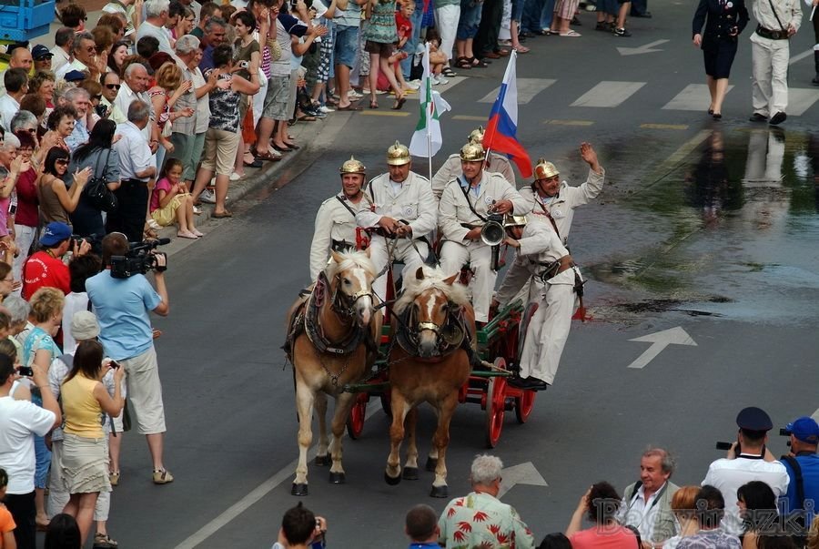 A közönség kedvencei a hagyományos öltözékben felvonuló tűzoltócsapatok •  Fotó: Bagyinszki Zoltán