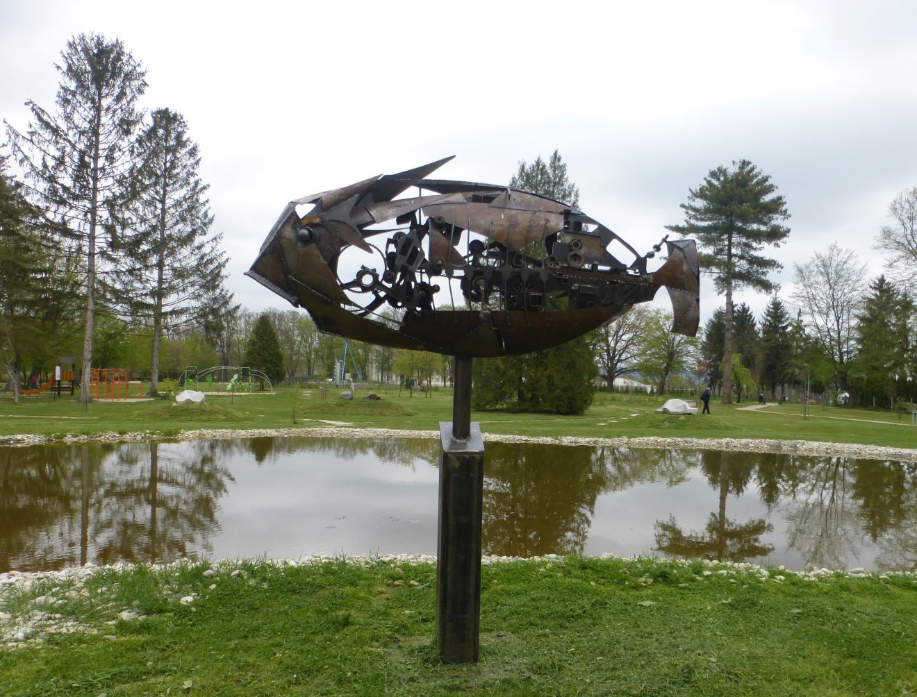 Várkerthangulat. A gondozott park a szerzeteseknek állít emléket •  Fotó: Csermák Judit