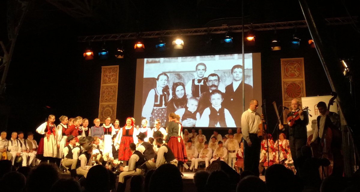 A bál igazi közönségsiker lett. Aki megismeri a csángó kultúrát, az lelkileg gazdagabb lesz &bullet;  Fotó: Ilyés Szabolcs