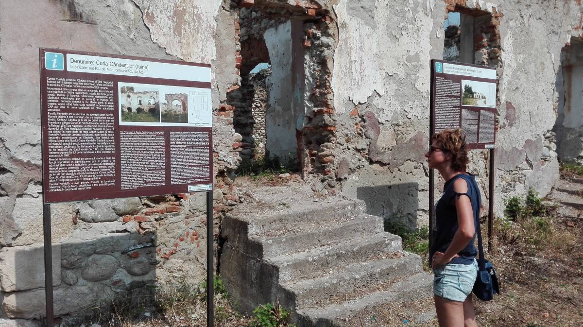 A Kendeffyek malomvízi udvarházának épületmaradványai: több helyen már nem lehetett megmenteni az ősi örökséget • Fotó: Szucher Ervin