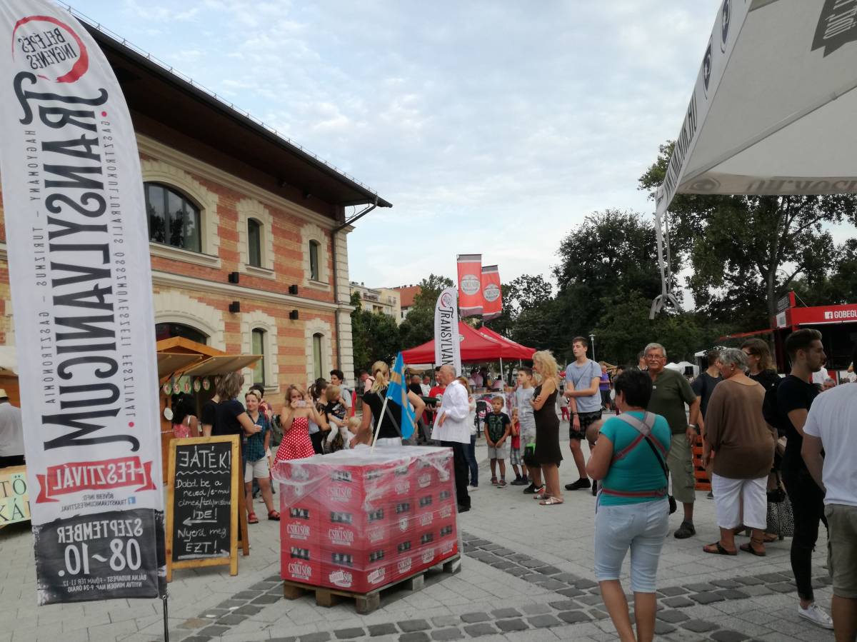 A kisorsolt Csíki sörös raklap: a nyertes 480 üveg sört vihetett haza &bullet;  Fotó: Ilyés Szabolcs