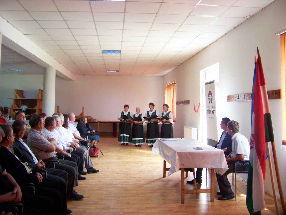 A szalacsi Örökzöld Asszonykórus a tiranoni megemlékezésen •  Fotó: Sütő Éva