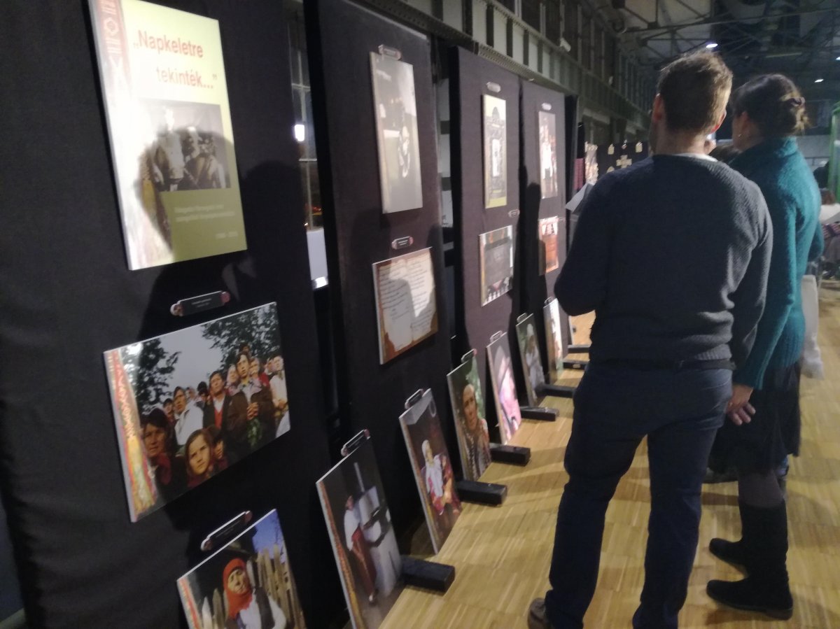 Harangozó Imre néprajzkutató csángóföldi fényképeit sokan megtekintették &bullet;  Fotó: Ilyés Szabolcs