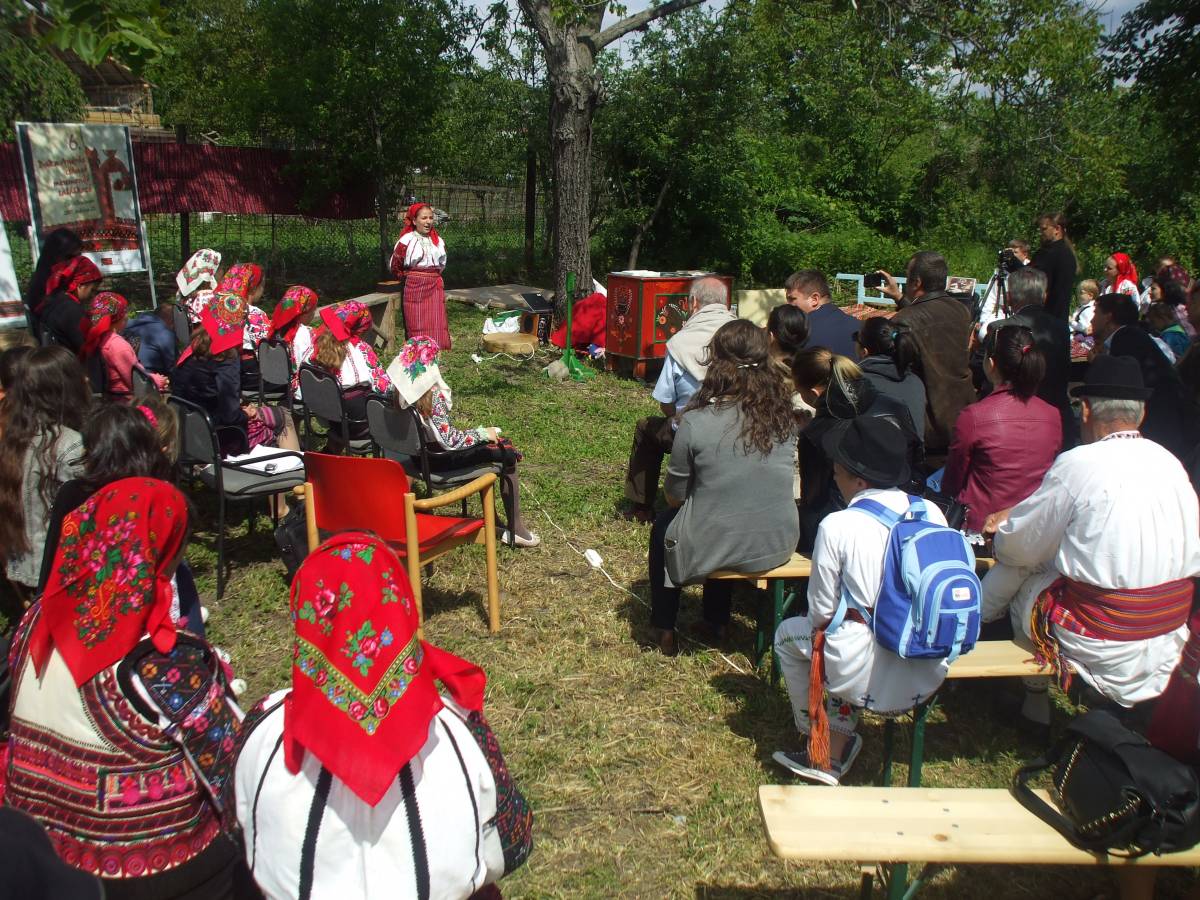 Ha kevesen is, de akadnak még gyerekek, akik szívesen tanulnak magyarul Csángóföldön &bullet;  Fotó: Szucher Ervin