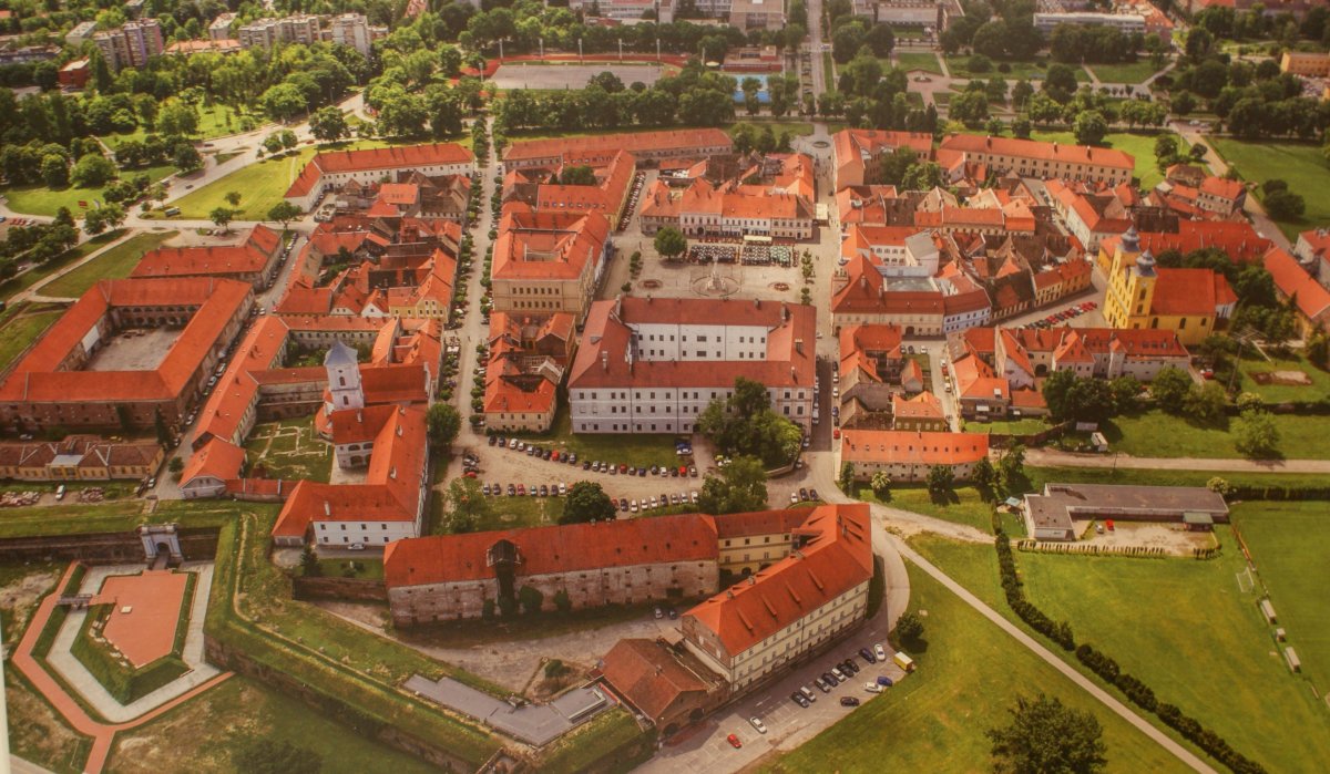 A délszláv háborúban sokat szenvedett egykori magyar település ma vonzó várossá, igazi kulturális centrummá fejlődött – magyar emlékek nélkül 