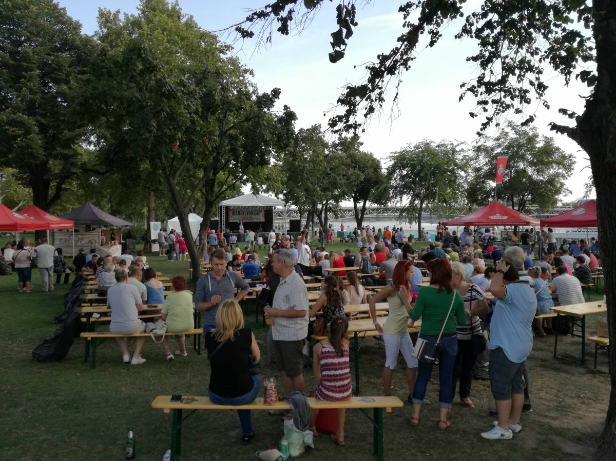 Beszélgetés, kikapcsolódás. A budapestiek és az Erdélyből elszármazottak mellett számos külföldi turista is meglátogatta a rendezvényt &bullet;  Fotó: Ilyés Szabolcs