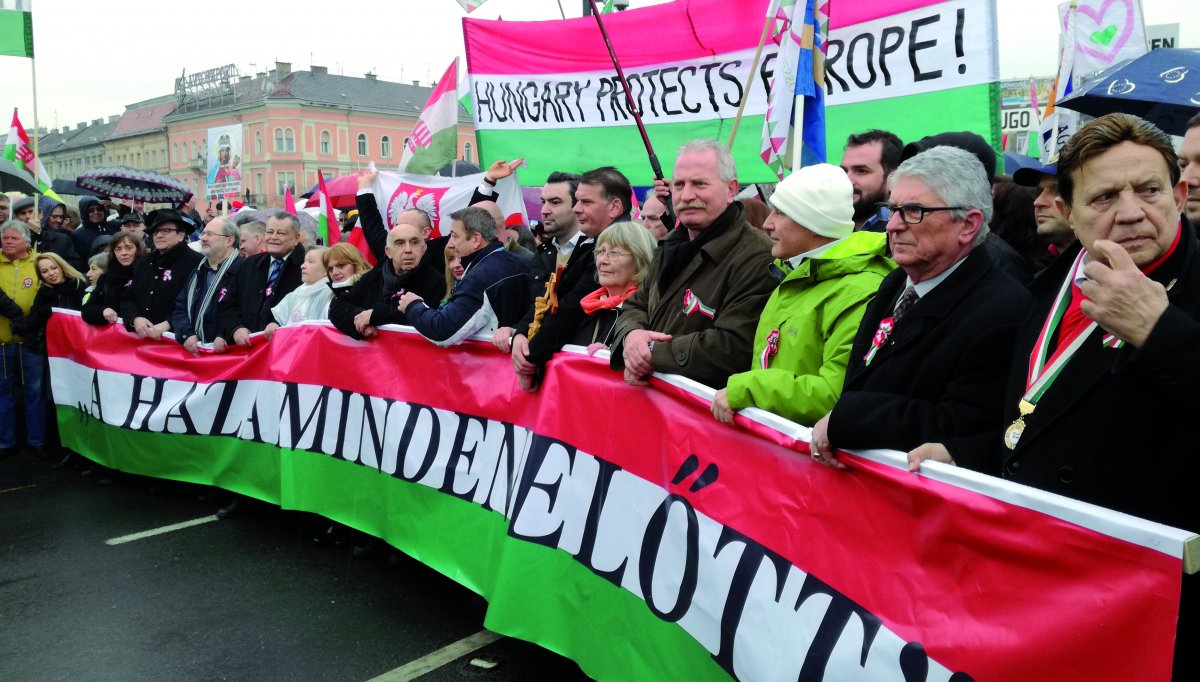 Százezrek a kormányért. A harmadik Orbán-kormány Békemenete ismét hatalmas tömeget mozgatott meg &bullet;  Fotó: Ilyés Szabolcs