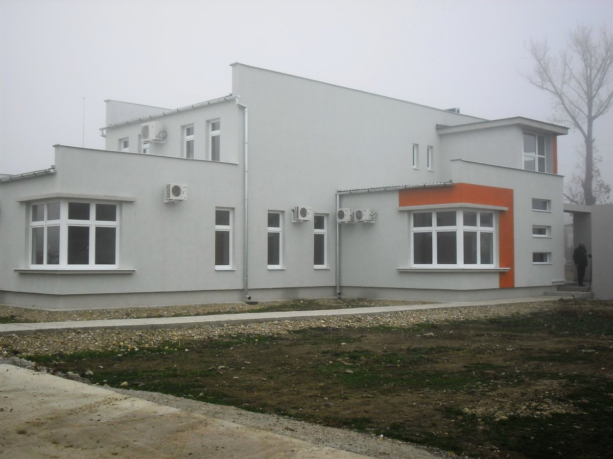 Irodaház a Létavértes felé vezető úton Székelyhíd határában &bullet;  Fotó: Sütő Éva