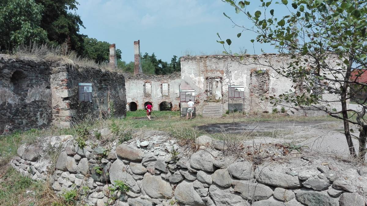 Romokban hever a Kendeffyek malomvízi udvarháza és családi kápolnája &bullet;  Fotó: Szucher Ervin