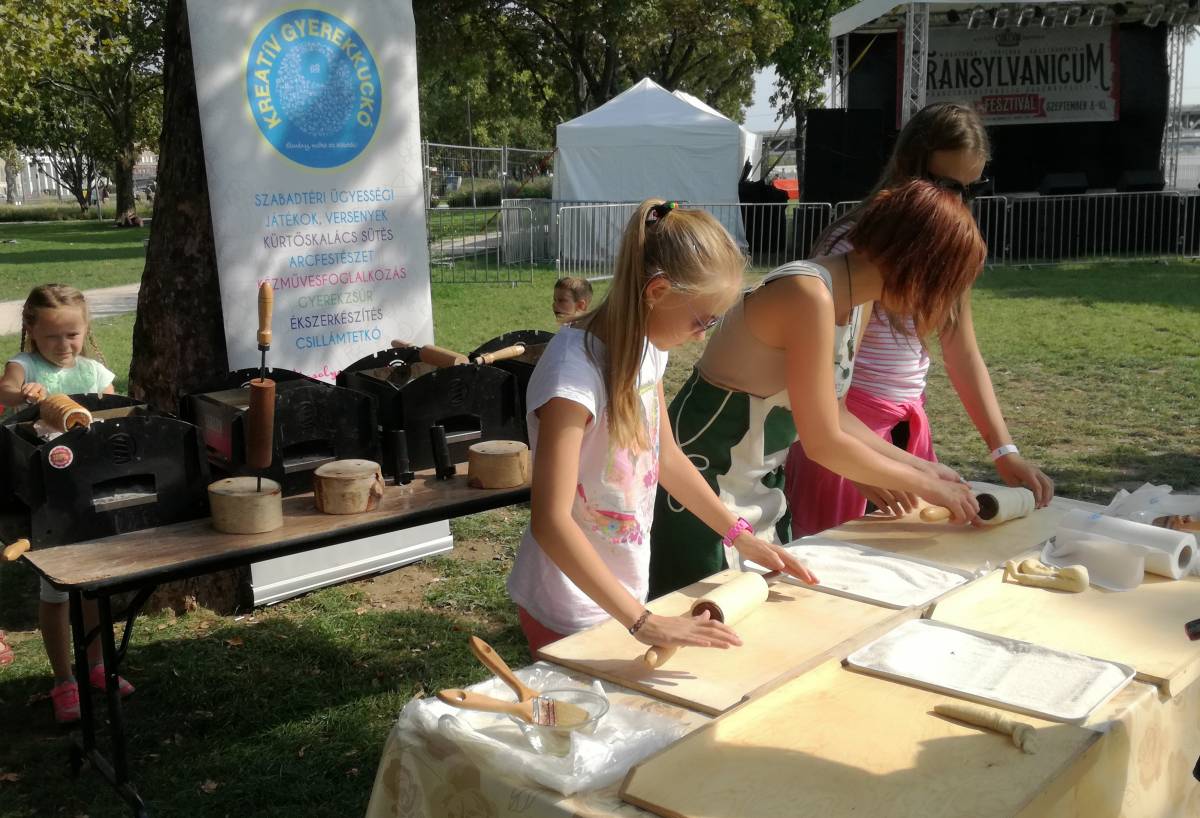 Készül a kürtőskalács a Vitéz Kürtősnél &bullet;  Fotó: Ilyés Szabolcs